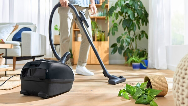 Bosch Serie 4 BGB38BA1 aspirapolvere a traino 4 L A cilindro Secco 600 W Sacchetto per la polvere