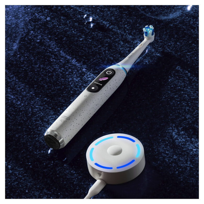 Oral-B iO Spazzolino Elettrico Ricaricabile 10 Bianco,1 Testina, 1 Custodia Da Viaggio ricaricabile, 1 Caricatore Sense
