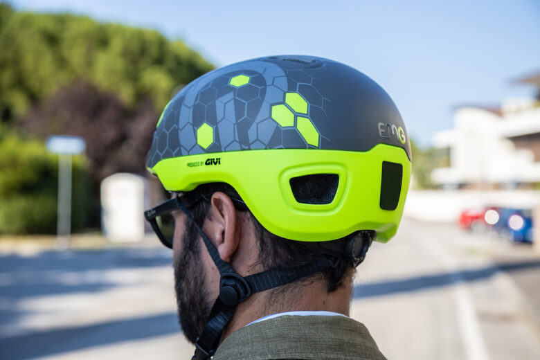 EMG Casco powered by GIVI, con luce led posteriore omologato per bicicletta e monopattino elettrico