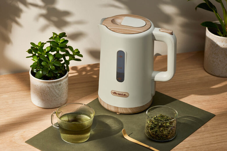 Ariete 2846 Bollitore Breakfast Wood, Bollitore Elettrico Cucina, 2200W, Capacità 1.7L, Effetto Legno, Base Cordless 360°, Spegnimento Automatico, Beige