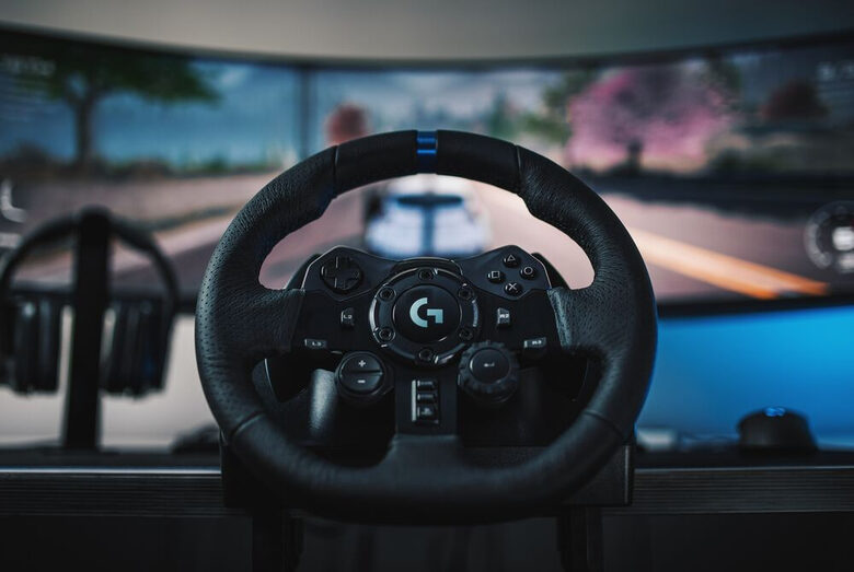 Logitech G Kit da corsa Logitech G923 SE: volante da corsa e pedali G923, TRUEFORCE, vera pelle + leva del cambio Driving Force - Per PS5, PS4, PC, Mac - Nero