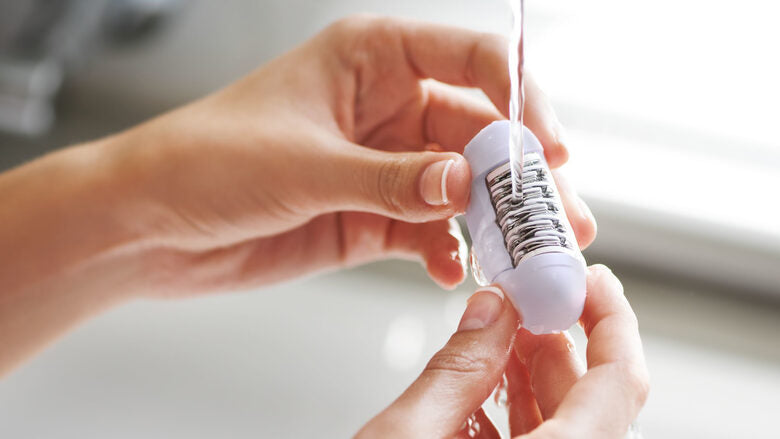 Philips Satinelle Essential Epilatore con filo compatto con rifinitore per la zona bikini.