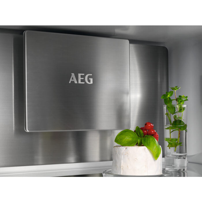 AEG Series 8000 TSC8M181CS frigorifero con congelatore Da incasso 249 L C Bianco