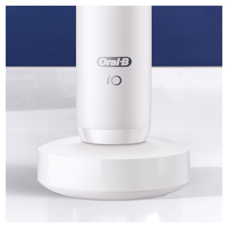 Oral-B iO - 7n - Spazzolino Elettrico Ricaricabile, 1 Spazzolino Bianco Esclusivo Con Tecnologia Magnetica Rivoluzionaria, Display In Bianco E Nero, 1 Testina, 1 Custodia Da Viaggio Premium