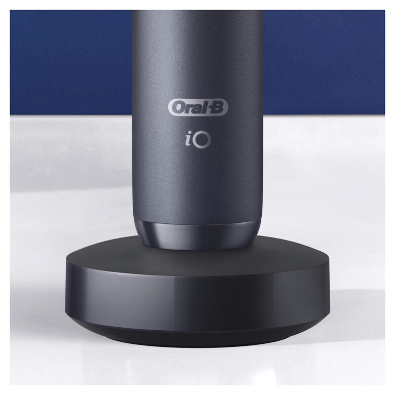 Oral-B iO - 8n - Spazzolino Elettrico Ricaricabile, 1 Spazzolino Nero Esclusivo Con Tecnologia Magnetica Rivoluzionaria, Display A Colori, 1 Testina, 1 Custodia Da Viaggio Premium