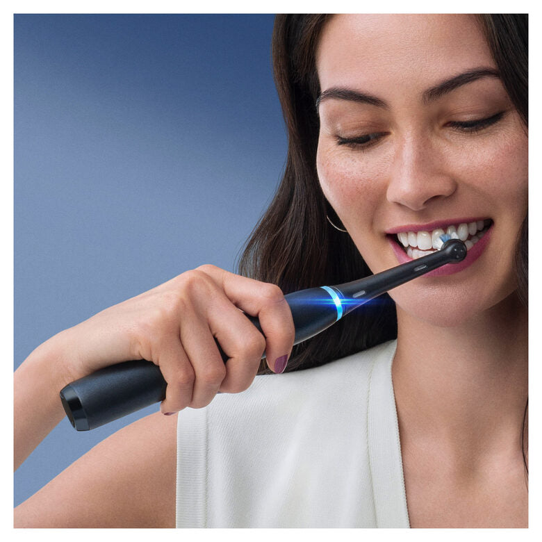 Oral-B iO - 8n - Spazzolino Elettrico Ricaricabile, 1 Spazzolino Nero Esclusivo Con Tecnologia Magnetica Rivoluzionaria, Display A Colori, 1 Testina, 1 Custodia Da Viaggio Premium