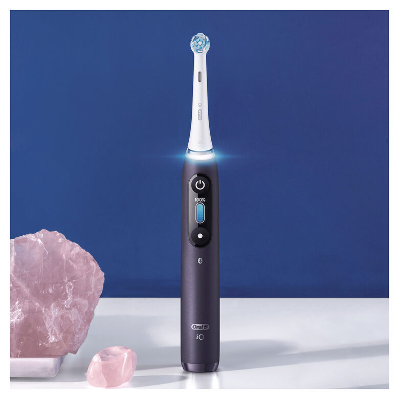 Oral-B iO - 8n - Spazzolino Elettrico Ricaricabile, 1 Spazzolino Viola Esclusivo Con Tecnologia Magnetica Rivoluzionaria, Display A Colori, 1 Testina, 1 Custodia Da Viaggio Premium