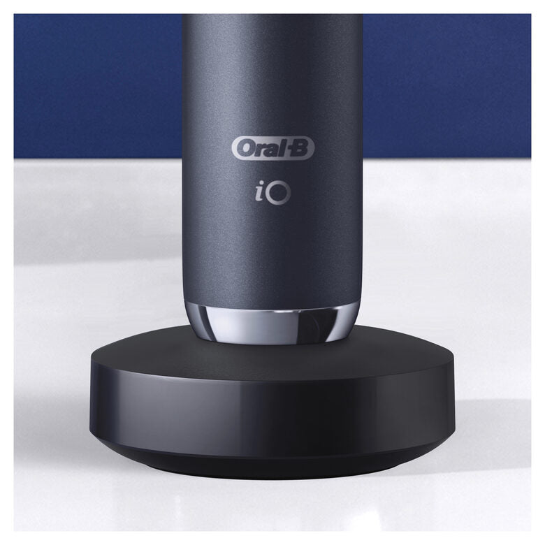 Oral-B iO - 9n - Spazzolino Elettrico Ricaricabile, 1 Spazzolino Nero Esclusivo Con Tecnologia Magnetica Rivoluzionaria, Display A Colori, 1 Testina, 1 Custodia Da Viaggio Con Caricatore