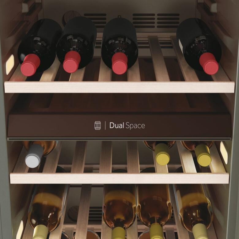 Haier Wine Bank 50 Serie 7 HWS77GDAU1 Cantinetta vino con compressore Libera installazione Nero 77 bottiglia/bottiglie