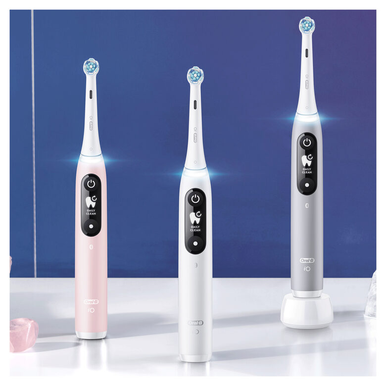 Oral-B iO - 6 - Spazzolino Elettrico Ricaricabile Bianco Con Display In Bianco E Nero, 1 Testina, 1 Custodia Da Viaggio