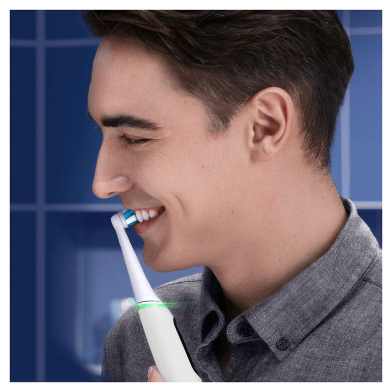 Oral-B iO - 6 - Spazzolino Elettrico Ricaricabile Bianco Con Display In Bianco E Nero, 1 Testina, 1 Custodia Da Viaggio
