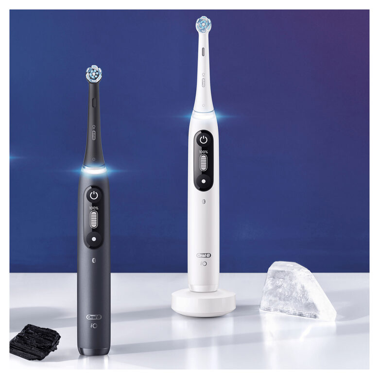 Oral-B iO 7n Spazzolino Elettrico Ricaricabile Nero Esclusivo Con Tecnologia Magnetica Rivoluzionaria, Display In Bianco E Nero, 1 Testina, 1 Custodia Da Viaggio Premium, Designed By Braun