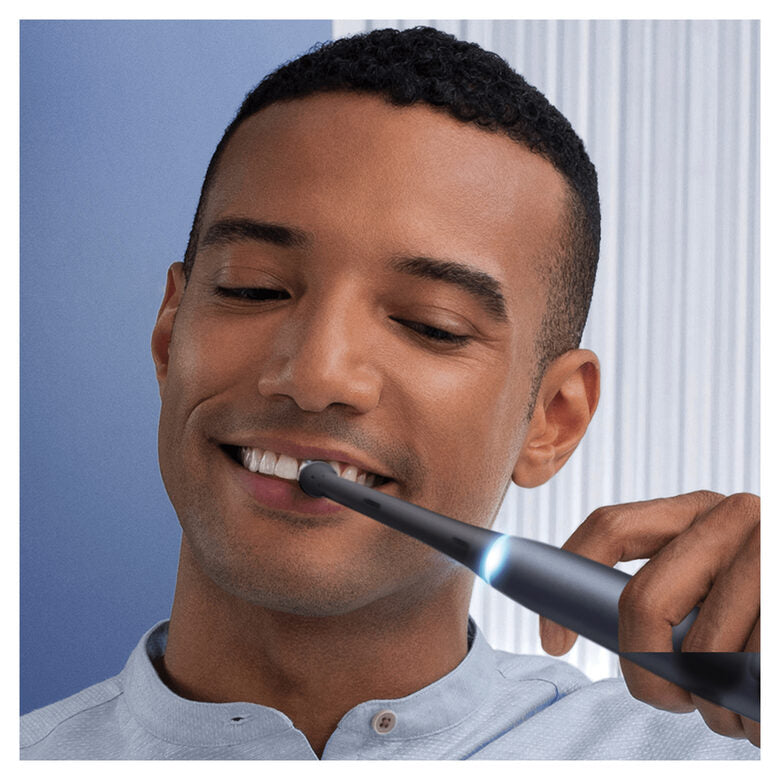 Oral-B iO 7n Spazzolino Elettrico Ricaricabile Nero Esclusivo Con Tecnologia Magnetica Rivoluzionaria, Display In Bianco E Nero, 1 Testina, 1 Custodia Da Viaggio Premium, Designed By Braun
