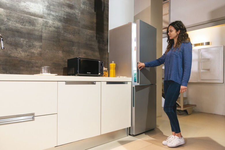 Candy Fresco CCE4T618ES frigorifero con congelatore Libera installazione 341 L E Argento
