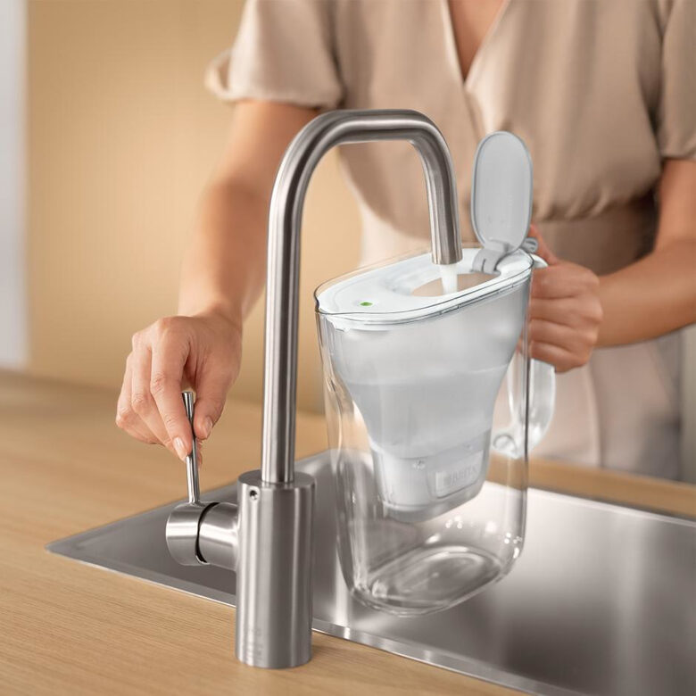 Brita 1051449 Filtraggio acqua Caraffa filtrante 2,4 L Trasparente, Bianco
